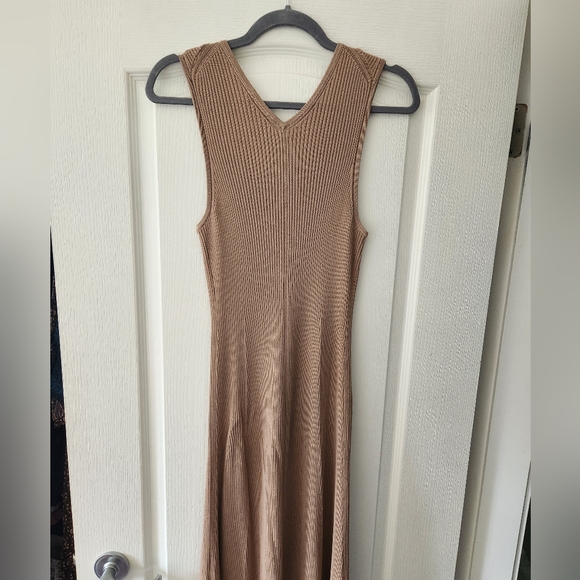 Everlane ribbed midi dress in size medium, sand color - Picture 2 of 4
